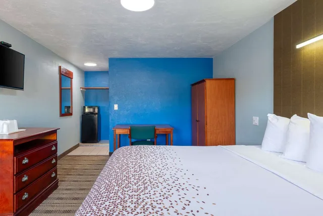 غرفة بسرير كينج للمدخنين، Knights Inn North Attleboro 1/3