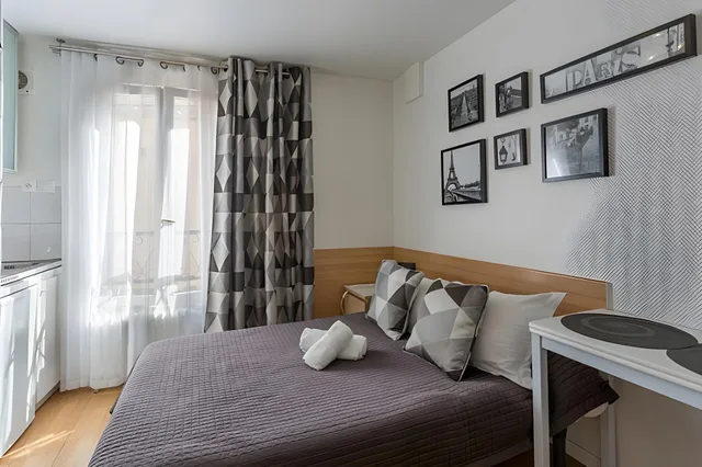 غرفة قياسية بسريرين مزدوجين وسرير كينج، HOTEL DE L'HORLOGE 1/1