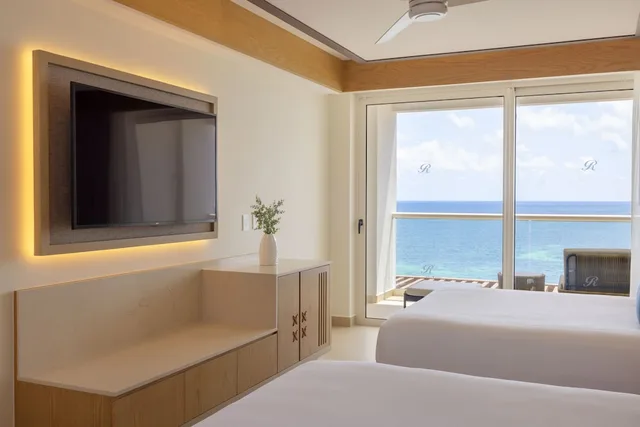 2 Bedrooms, Sky, Diamond Club, Chairman, Luxury, Suite, 1 King and 2 Queen Beds, Ocean Front, Sofa، Royalton Splash Riviera Cancun, An Autograph Collection All-Inclusive Resort 3/3