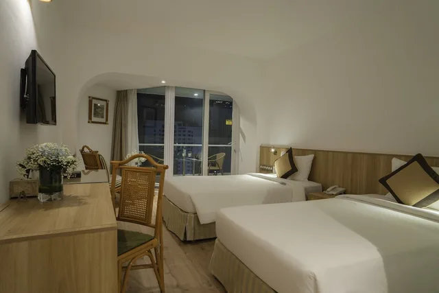 غرفة ديلوكس بسريرين منفصلين بشرفة بإطلالة جزئية على البحر، GREEN WORLD HOTEL NHA TRANG 8/10