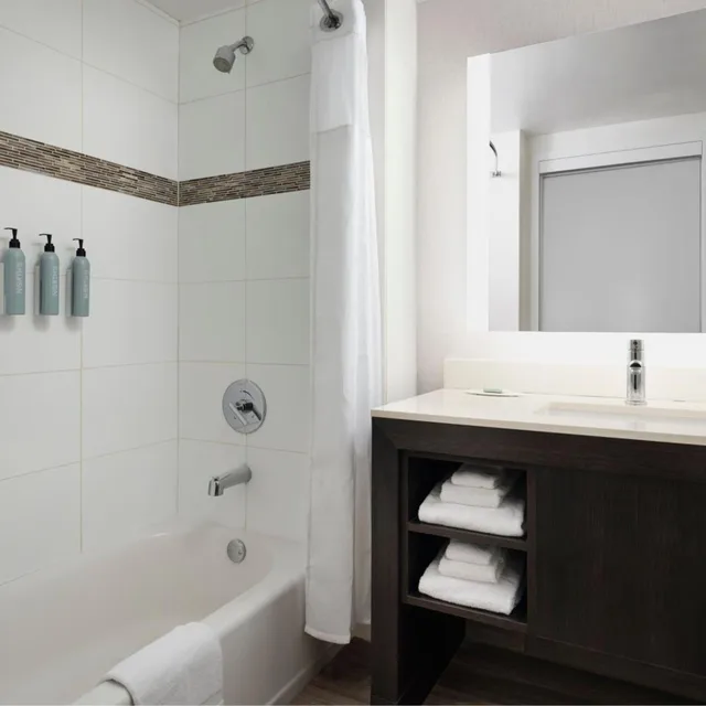 جناح بسرير كينج بإطلالة جزئية على البحر مع أريكة، Residence Inn Miami Beach Surfside 6/10
