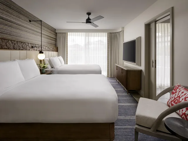 جناح سيغنتشر بسريرين مزدوجين بإطلالة على البحر مع أريكة، Fairmont Kea Lani Maui 1/1