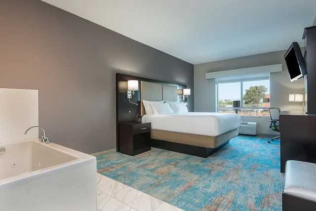 Feature, Standard, King Bed, Jetted Tub, Holiday Inn Express and Suites Norwood Boston Area 3/3