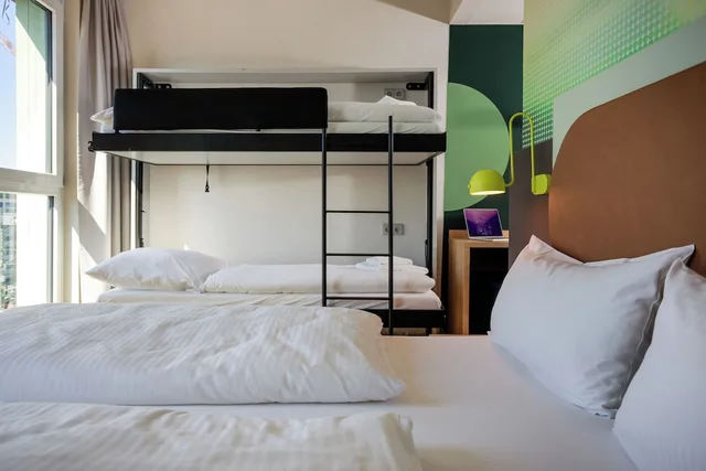 غرفة قياسية رباعية بأسرّة بطابقين، LyvInn Hotel Frankfurt Messe 4/5