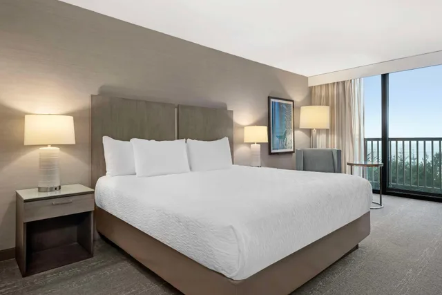 غرفة بسرير كينج يُسمح فيها بالحيوانات الأليفة في الطابق العلوي، Best Western Plus Agate Beach Inn 4/6
