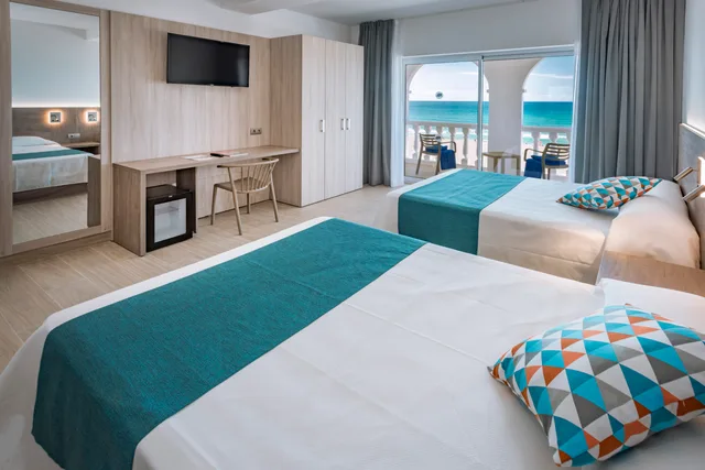 غرفة رباعية بإطلالة على البحر، 4R Gran Europe Hotel 3/4