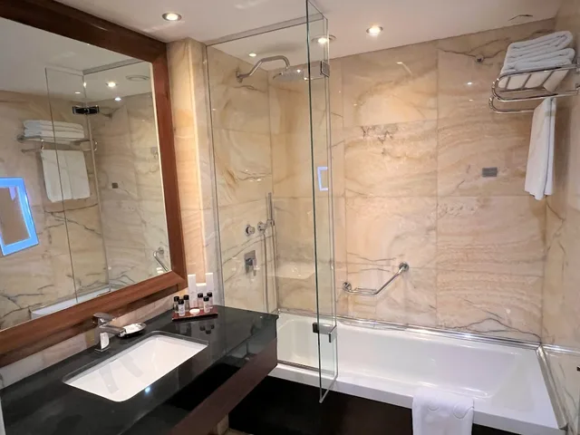 غرفة بريميوم بسرير كينج مع دخول صالة النادي، Crowne Plaza Istanbul Harbiye Hotel 8/8