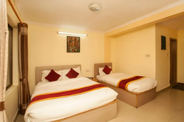 غرفة ديلوكس ثلاثية بسرير كينج وسرير فردي، Hotel Mountain Gateway (ex. Namaste Nepal Hotels and Apartment) 1/3