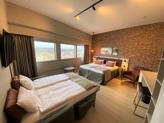 غرفة عائلية بسرير مزدوج وسريرين منفصلين، Skyline Airport Hotel 2/2