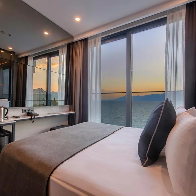 غرفة بسرير مزدوج بإطلالة على البحر، Lucky Monkey Hotel 1/4
