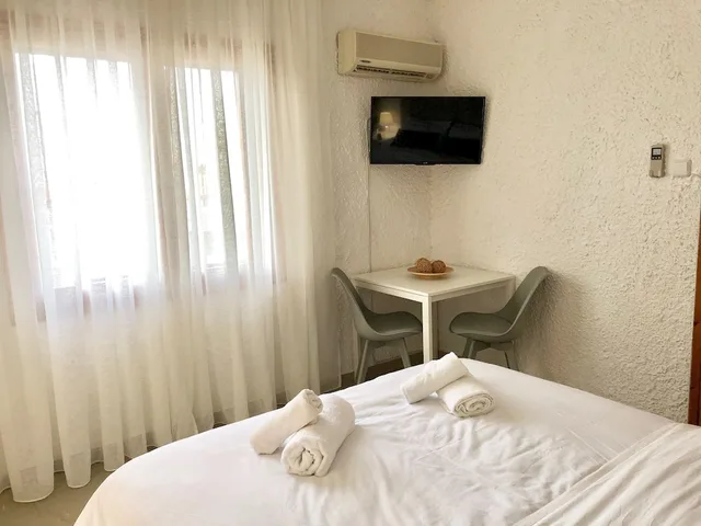 2 Bedrooms, Deluxe, Apartment, 1 Single and 2 Queen Beds، Katerina Apartments 4/6