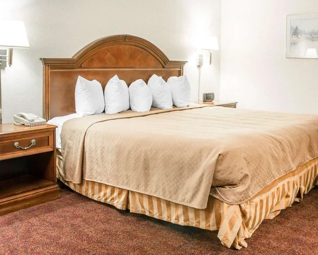 غرفة بسرير كينج، Quality Inn & Suites Mackinaw City Beachfront 2/3