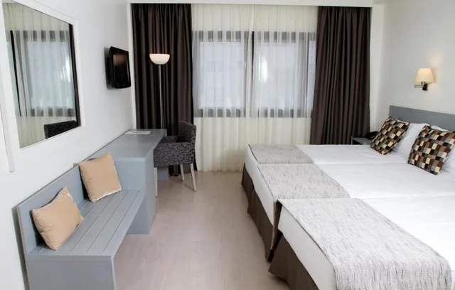 غرفة ثلاثية، Hotel Holiday Inn Porto 1/3