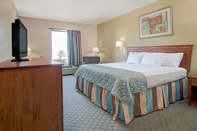 غرفة قياسية بسريرين كوين للمدخنين، Days Inn by Wyndham Downtown St. Louis 2/3