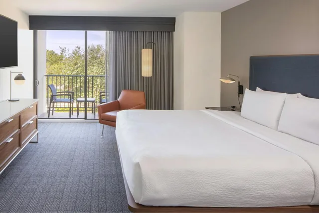1 Bedroom, Suite, King Bed, Courtyard Fort Lauderdale East Lauderdale By the Sea 1/6