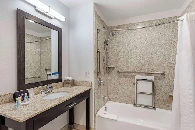 غرفة بسرير كينج لغير المدخنين لذوي الإعاقة، Comfort Inn and Suites Brighton Denver NE Medical Center 7/8