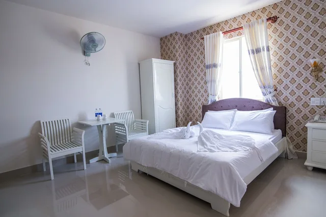 Room, Queen Bed, Royal Hotel 1/4