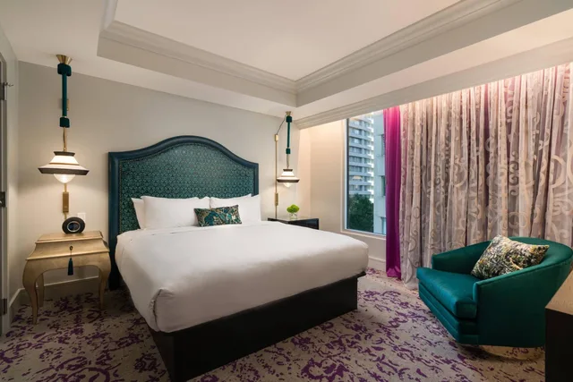 جناح بسرير كينج بإطلالة على المدينة بغرفة نوم واحدة مع أريكة، Grand Bohemian Hotel Charlotte Autograph Collection 2/6