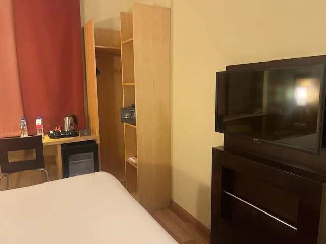 غرفة بريميوم بسرير مزدوج بإطلالة على المسبح، فندق إيبيس ينبع(Ibis Yanbu) 3/4