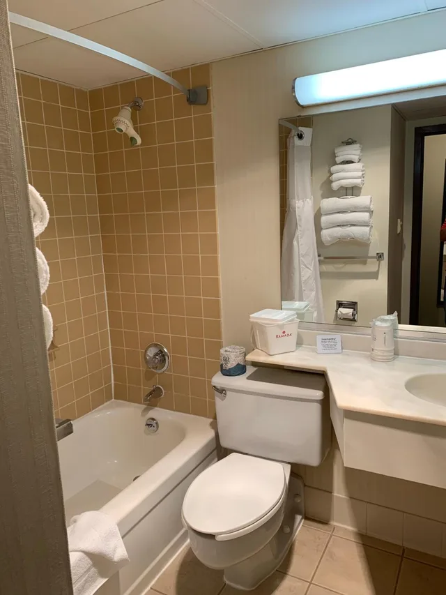 جناح بسرير كوين بإطلالة على المسبح بغرفة نوم واحدة، Ramada by Wyndham Marquette 2/2