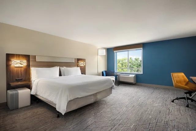 غرفة قياسية بسرير كينج بحوض استحمام لذوي الإعاقة، Holiday Inn Express Richmond by IHG 4/8