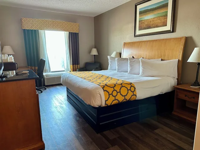 غرفة بسرير كينج يُسمح فيها بالحيوانات الأليفة، Baymont By Wyndham West Plains 1/5