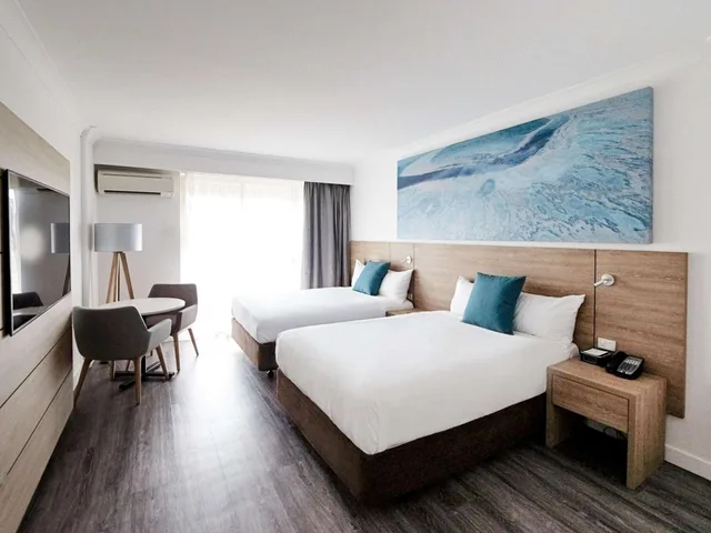 غرفة ديلوكس بسرير كينج وسريرين كوين بإطلالة على المسبح، Novotel Cairns Oasis Resort 1/6