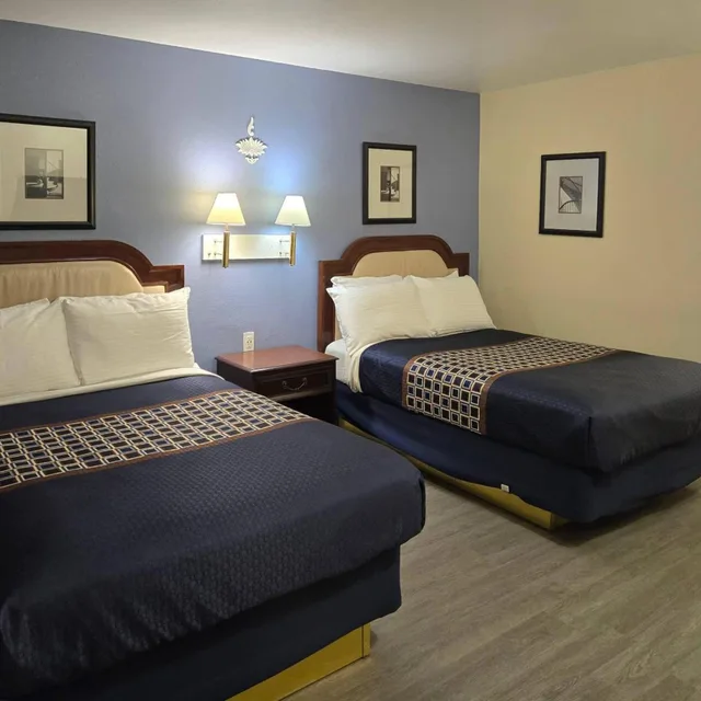 غرفة بسرير كينج وسريرين كوين، Rodeway Inn & Suites Blythe I-10, CA 2/10