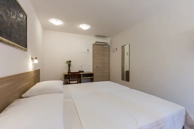 غرفة بسريرين منفصلين بإطلالة على البحر، Hotel Vimbula 3/8