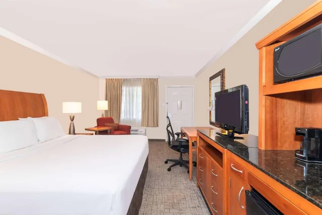 غرفة بريميوم بسرير كينج، Baymont by Wyndham Beaumont 1/2