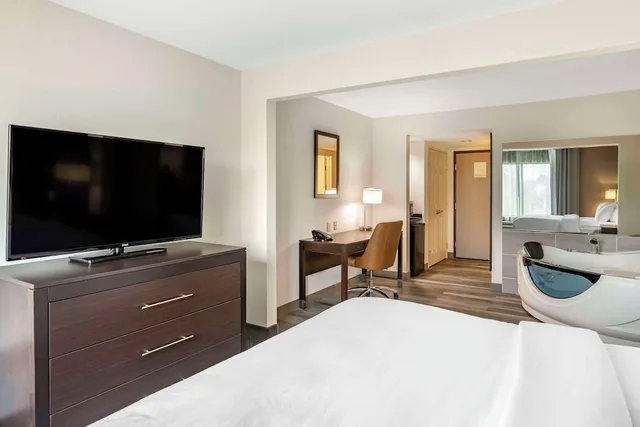 غرفة بسرير كينج بجاكوزي، Comfort Inn & Suites Grand Blanc/Flint 3/10