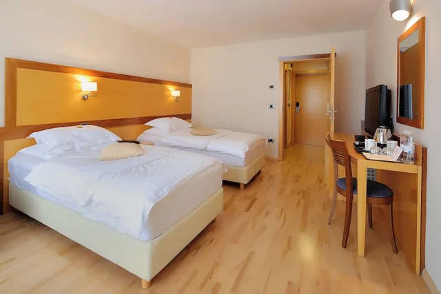 غرفة بسريرين منفصلين بإطلالة على البحيرة بشرفة، Hotel Lovec 1/3