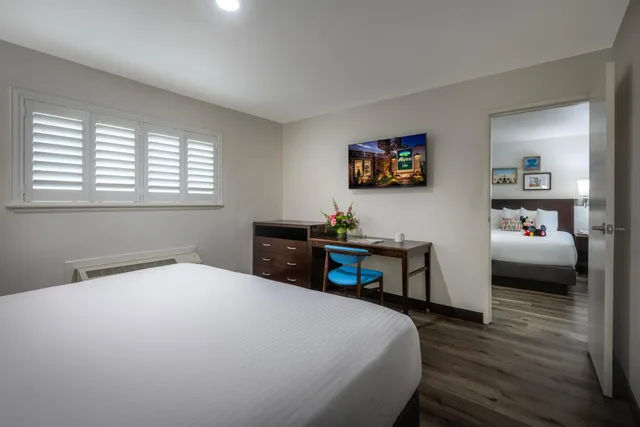2 Bedrooms, Plus, Single, King Bed, 2 Queen Beds، Alpine Inn Near Convention Center And the Park 1/10