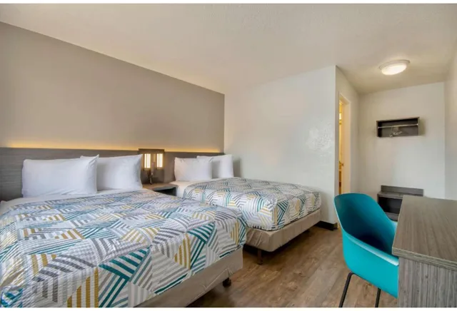 غرفة بسريرين مزدوجين، Motel6 Santa Fe, NM 3/5