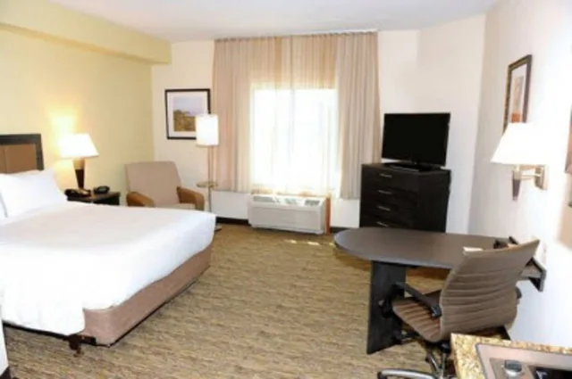 جناح بسرير كوين بغرفة نوم واحدة مع أريكة، Candlewood Suites Santa Maria 1/5