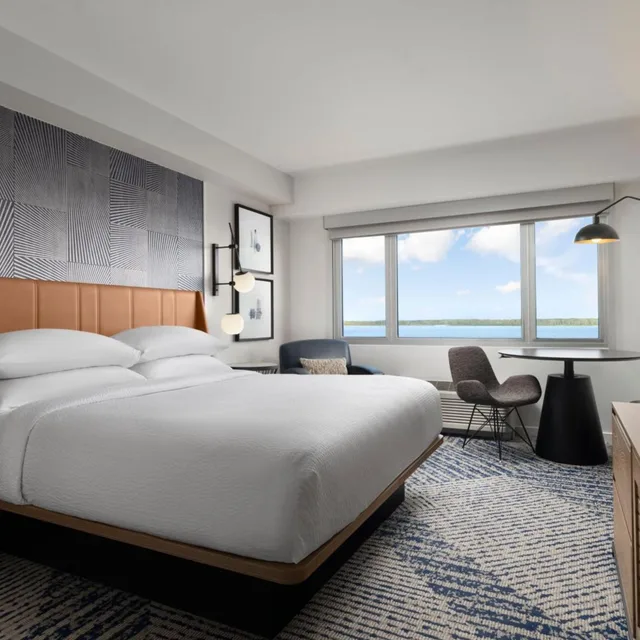 Guest Room, Deluxe, King Bed, Bay View، Sheraton Erie Bayfront Hotel 1/9