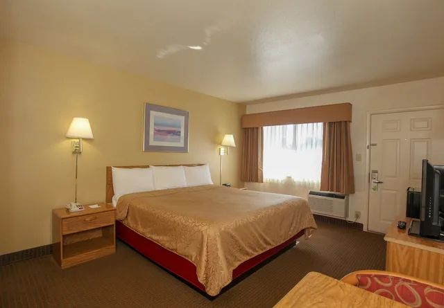 غرفة قياسية بسرير كينج، Highland Country Inn 4/6