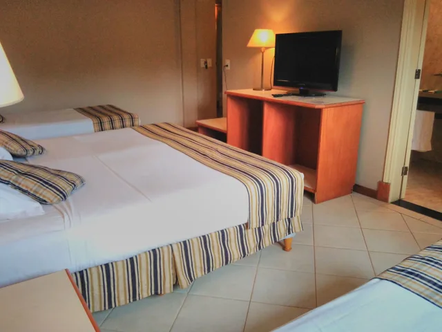 غرفة عائلية رباعية بسرير مزدوج وسريرين منفصلين، Marcopolo Suites Iguazu 1/10
