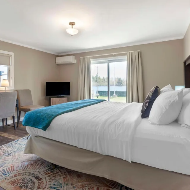 Room, King Bed, Lake Front, Balcony، Christies Mill Waterfront Resort and Spa 3/10