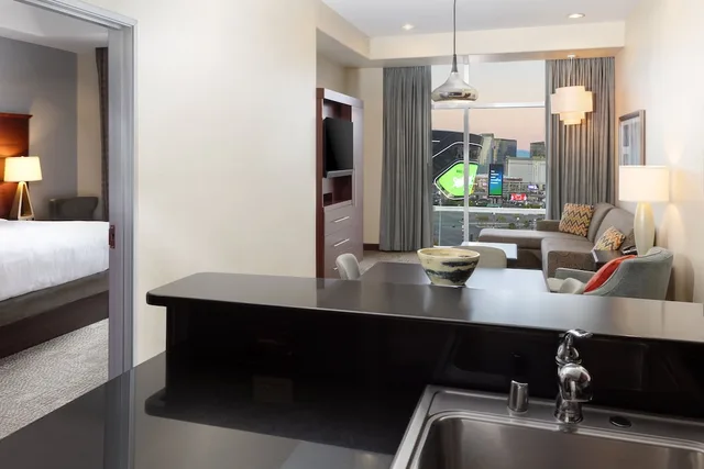 جناح بسرير كينج بإطلالة على المدينة بغرفة نوم واحدة بمطبخ، Staybridge Suites Las Vegas 5/7