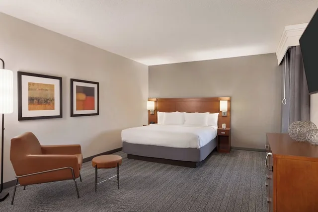 جناح بسرير كينج بشرفة بغرفة نوم واحدة مع أريكة، Courtyard Marriott Greenville 2/6