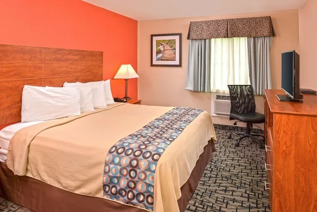 Deluxe, King Bed, Motel6 Putnam, CT 1/3