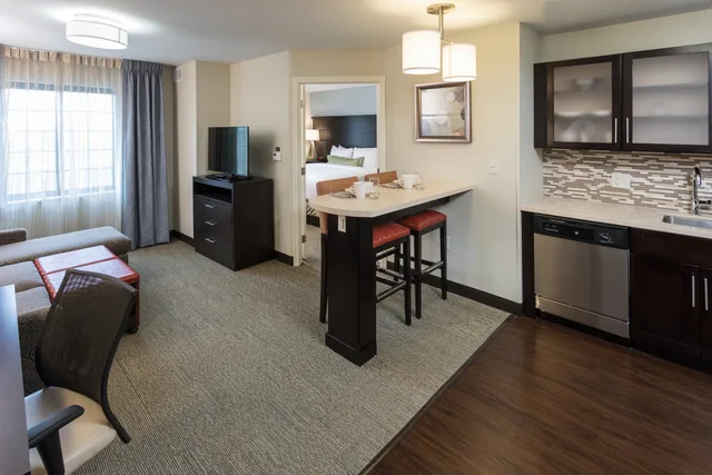 جناح بسرير كينج بغرفة نوم واحدة، STAYBRIDGE SUITES OMAHA WEST 1/2
