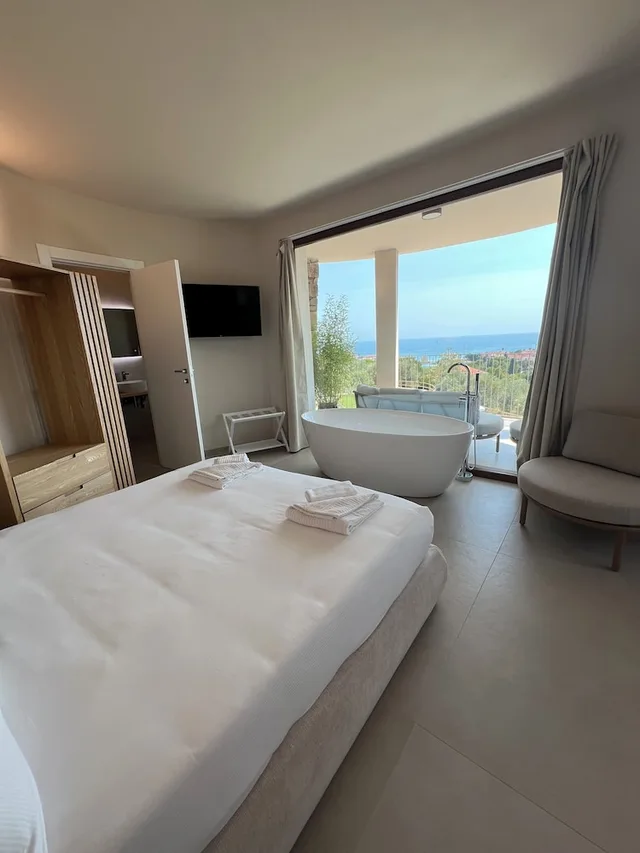 غرفة سوبيريور بسرير كوين بإطلالة على البحر، Il Nido Resort 1/8