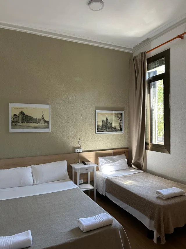 غرفة أساسية ثلاثية بسرير مزدوج وسرير فردي بحمام مشترك، Hostal Delfos 2/10