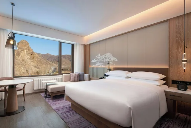 غرفة بسرير كينج بإطلالة على الجبل، Courtyard By Marriott Chongli 2/4