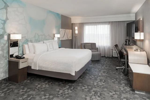 غرفة بسرير كينج بحوض استحمام، Courtyard By Marriott Toronto Vaughan 1/5