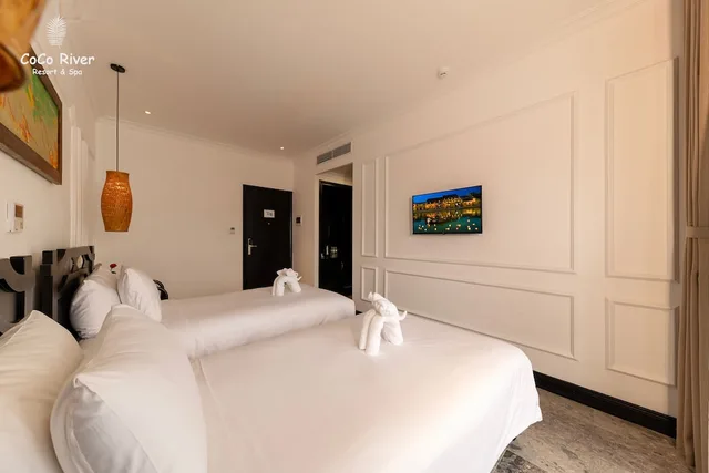 غرفة عائلية بسريرين منفصلين وسرير كينج بإطلالة على المدينة، Hoi An Coco River Resort Spa 1/10