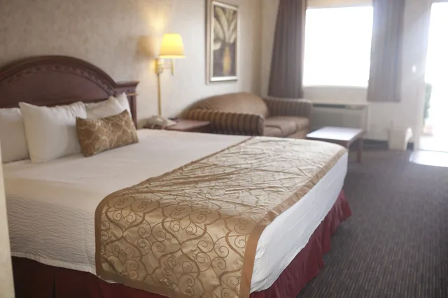 غرفة قياسية بسرير كينج مع أريكة، St George Inn Suites 5/10