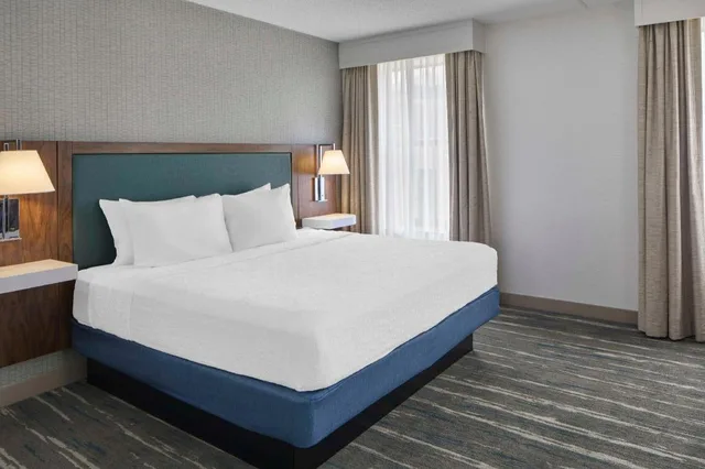 جناح بسرير كينج بشرفة لذوي الإعاقة، Hampton Inn Suites Saratoga Springs Downtown 4/10